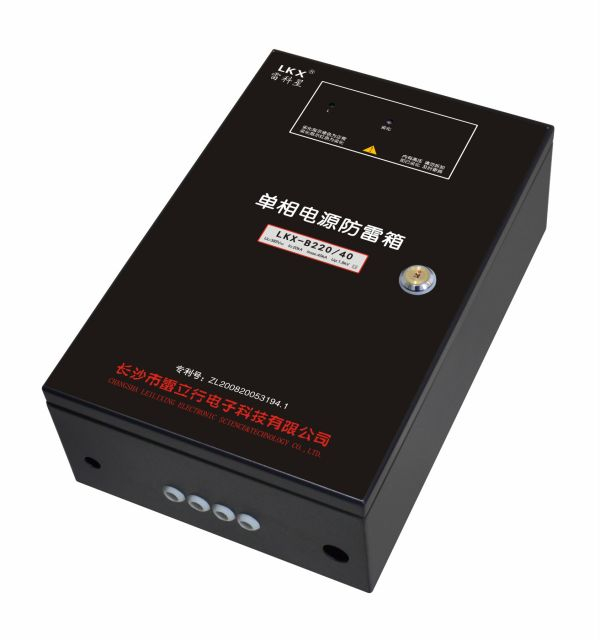 單相電源防雷箱(LKX-B220/20ka/40ka/60ka/80ka/120ka) 數(shù)碼管 翻蓋式 液晶屏 帶雷電計數(shù)器